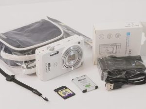 Nikon COOLPIX S6900 16MP 12x Compact Camera White w/ Nikon Case B933